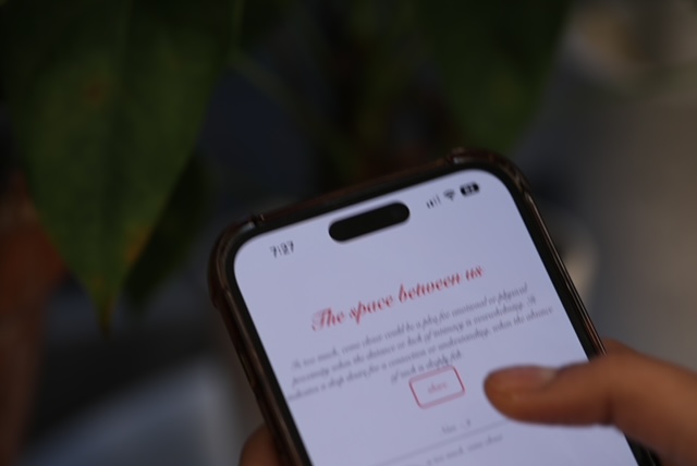Close view of a visitor using the private mobile response experience
